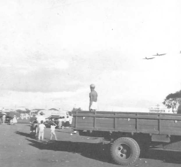 Trabalhador assiste a Esquadrilha da Fumaça - 1957