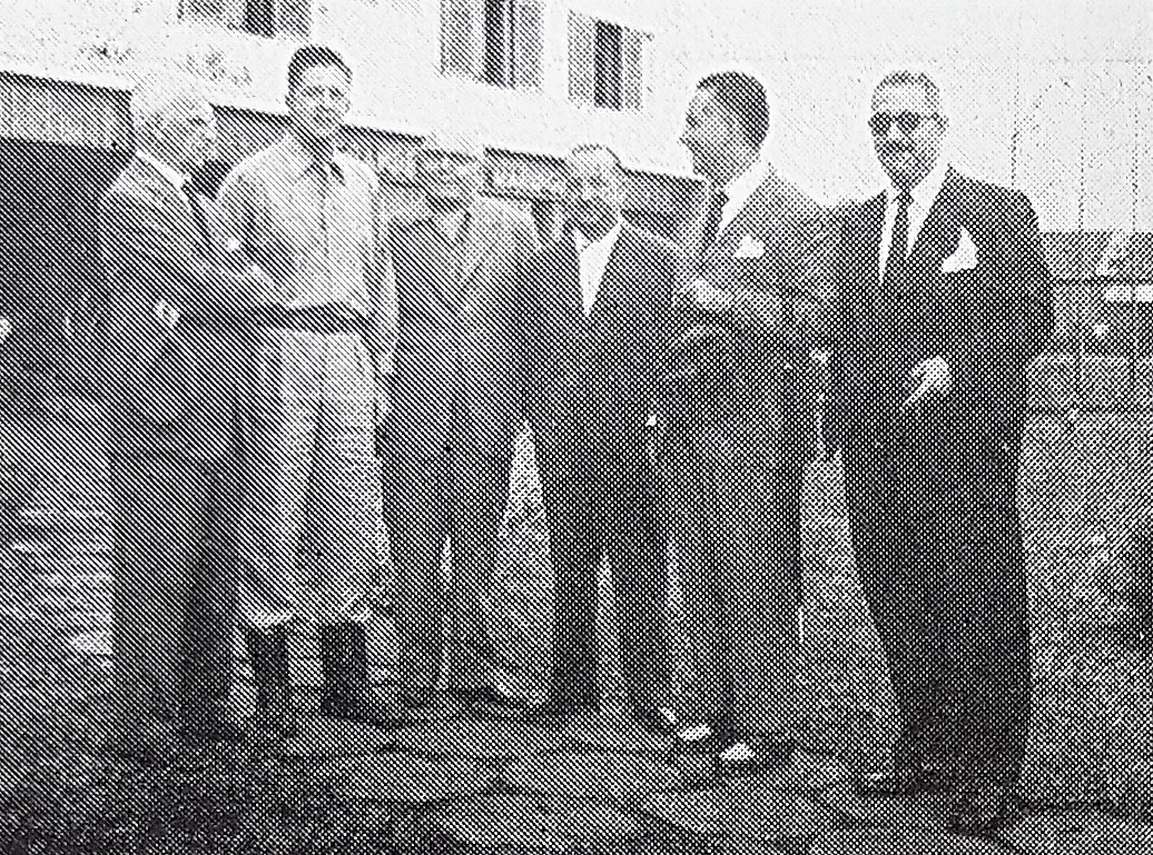 Personalidades em frente ao Grande Hotel Maringá - 1957