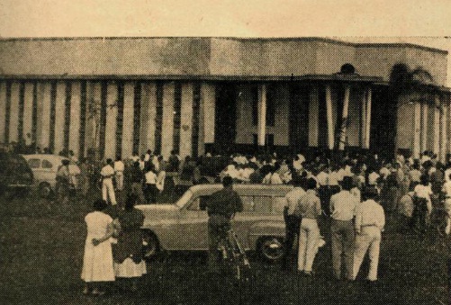Fachada da Rádio Cultura de Maringá e a multidão - 1957