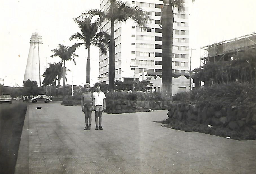 Irmãos Tel e a Catedral em construção - 1971