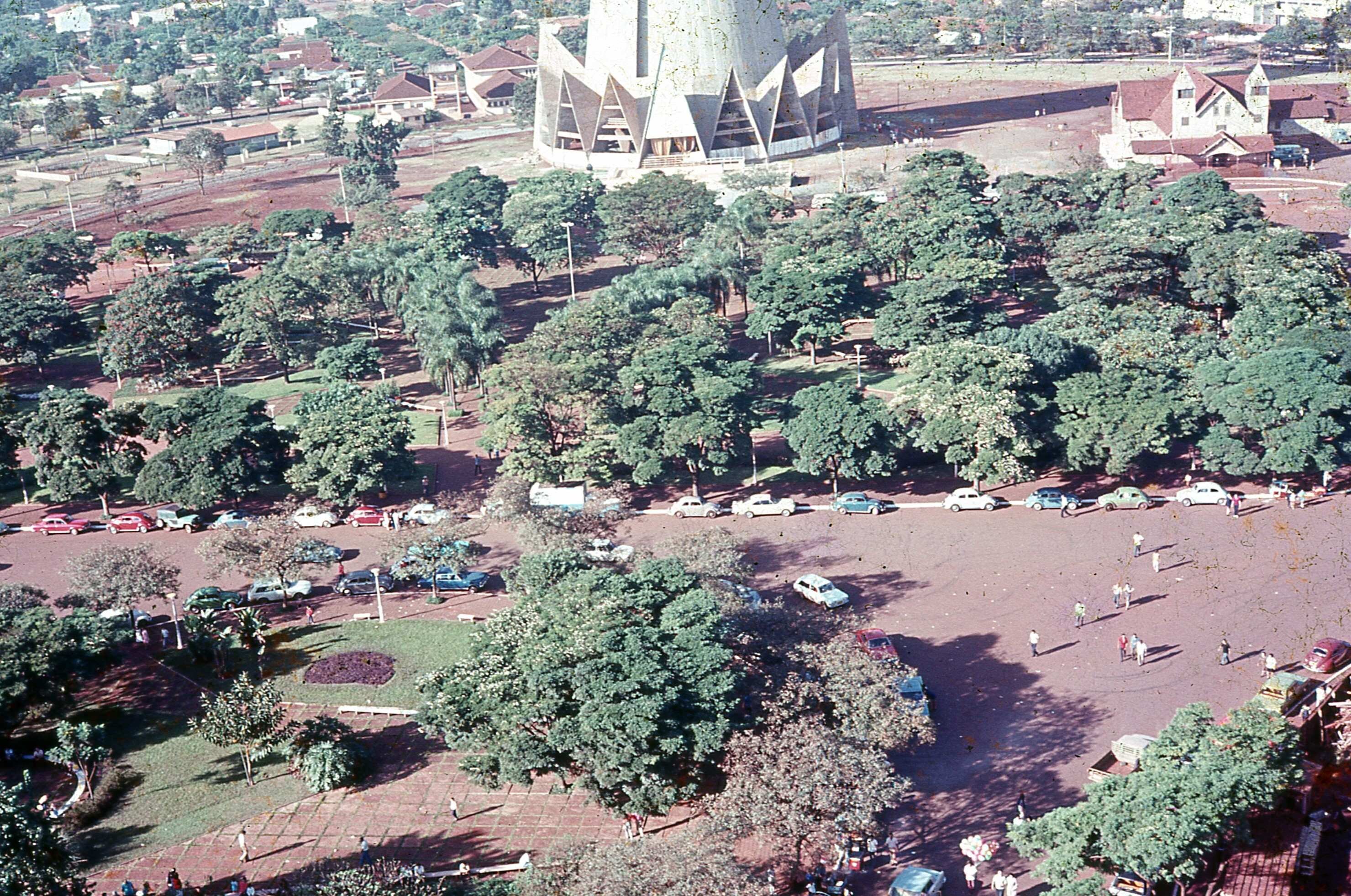 Avenida Tiradentes, a Catedral e as praças - Década de 1970