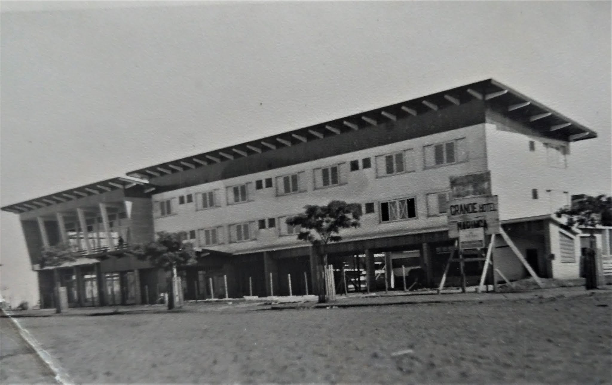 Fase final das obras no Grande Hotel Maringá - 1956