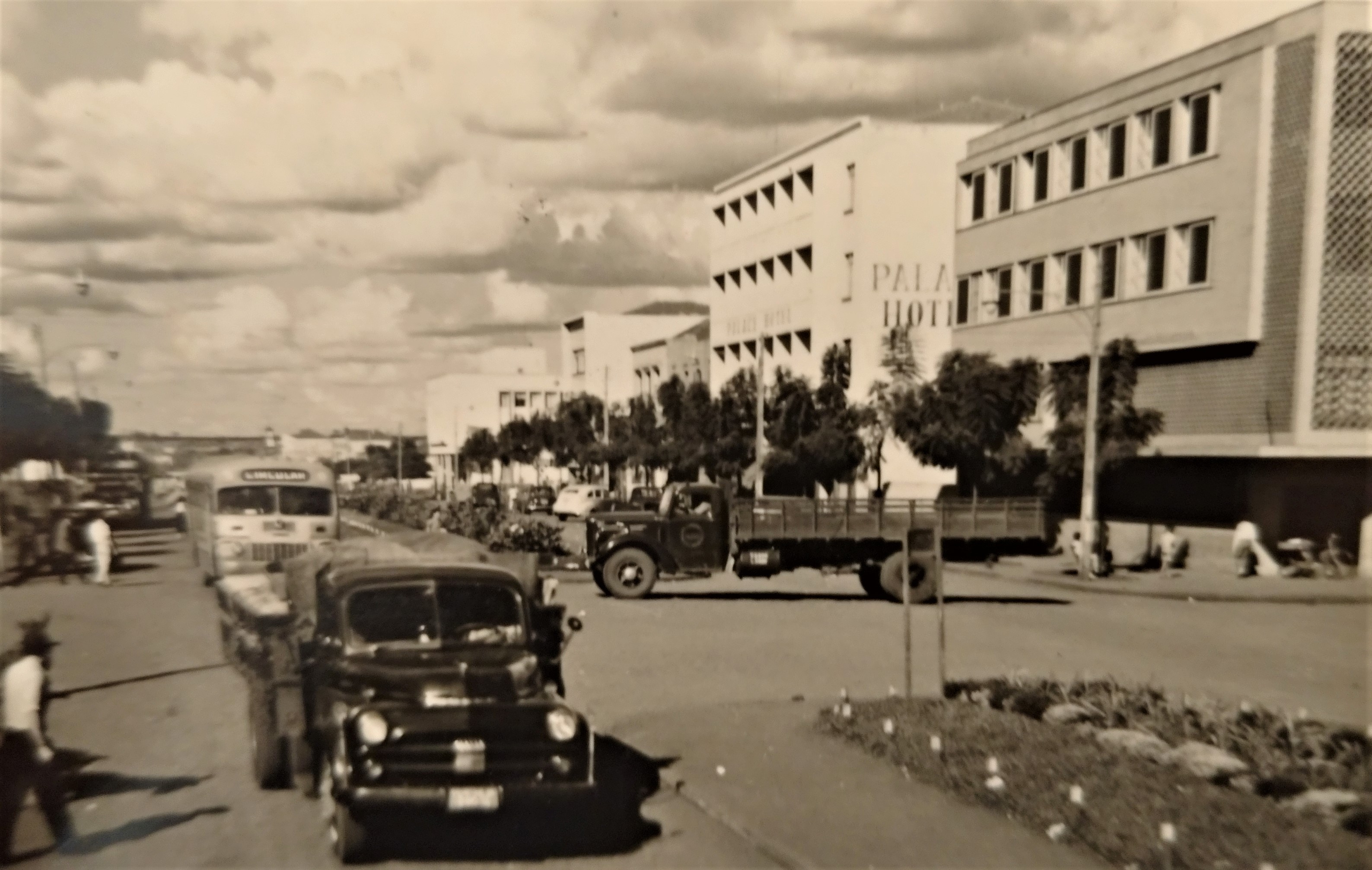 Avenida Brasil esquina com a avenida Duque de Caxias - Final dos anos 1950