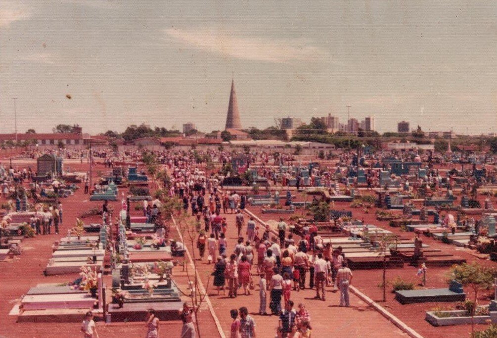 Cemitério em Dia de Finados - 1976