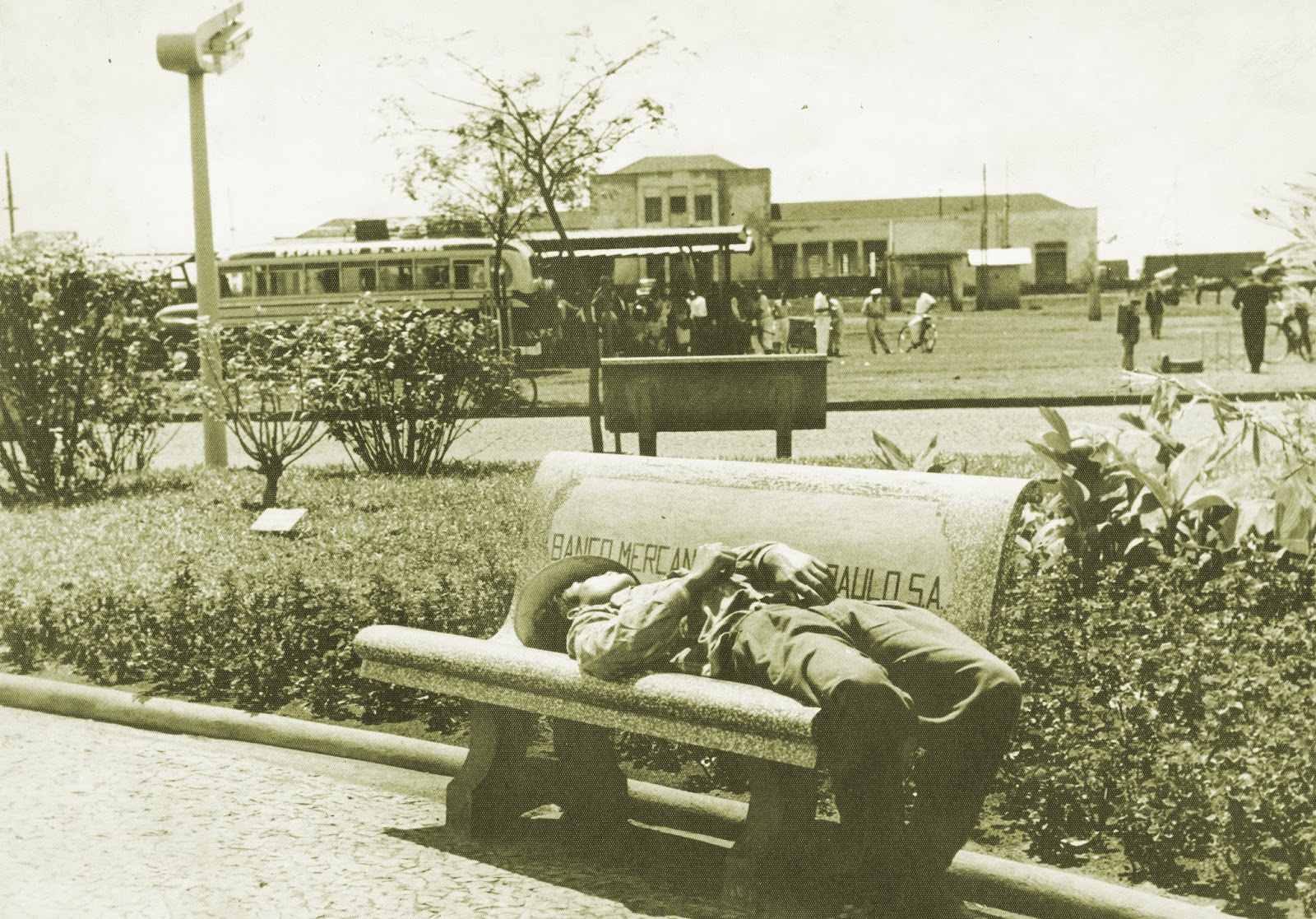 Descanso na praça Raposo Tavares - Década de 1950