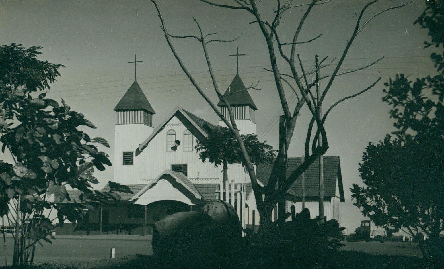 Catedral por entre o jardim - Final dos anos 1950