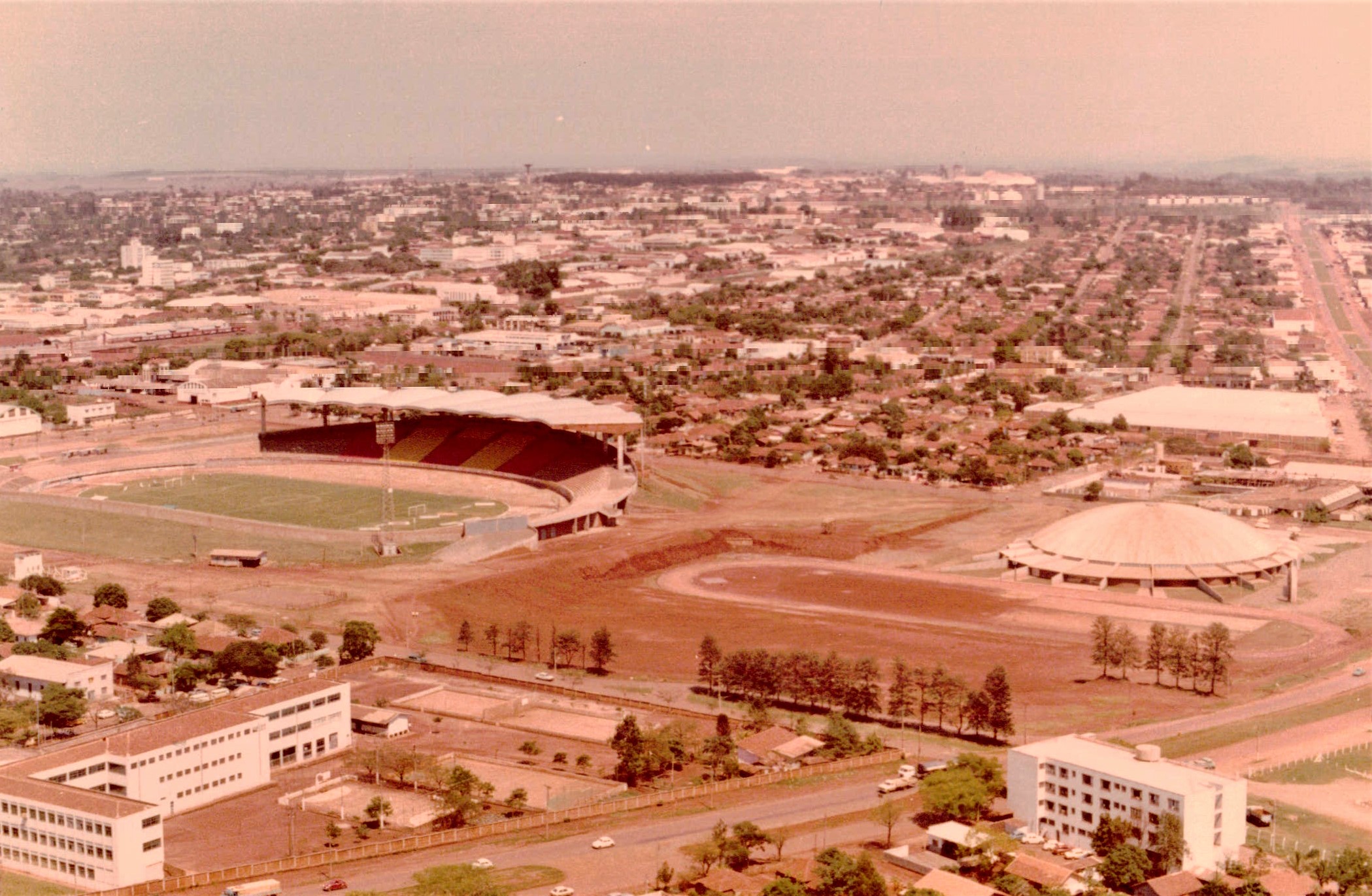 Vista aérea do Colégio Gastão Vidigal e da Vila Olímpica - Anos 1970