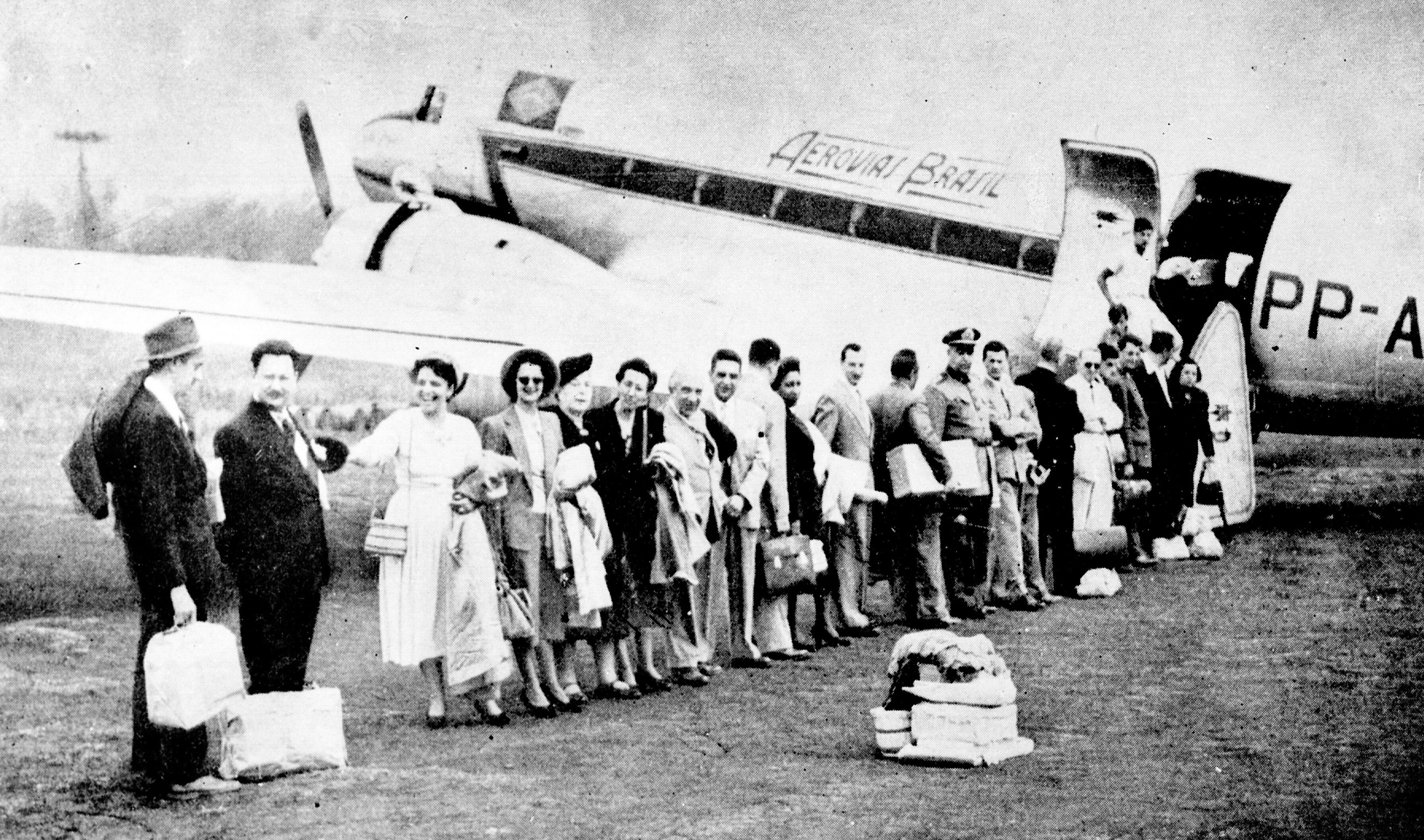 Passageiros embarcando no campo de aviação - Anos 1950
