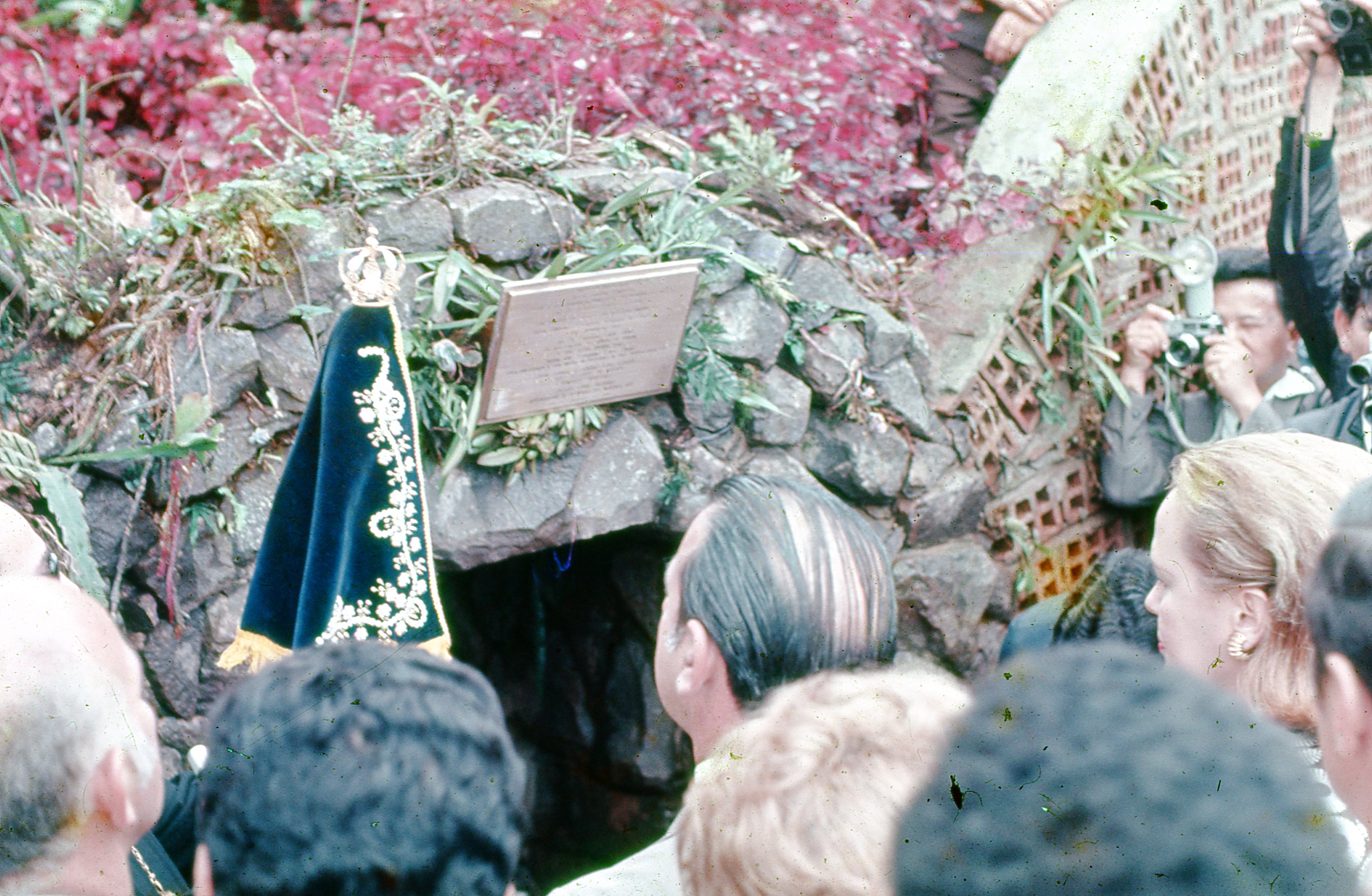 Nossa Senhora Aparecida na gruta do Parque do Ingá - 1971