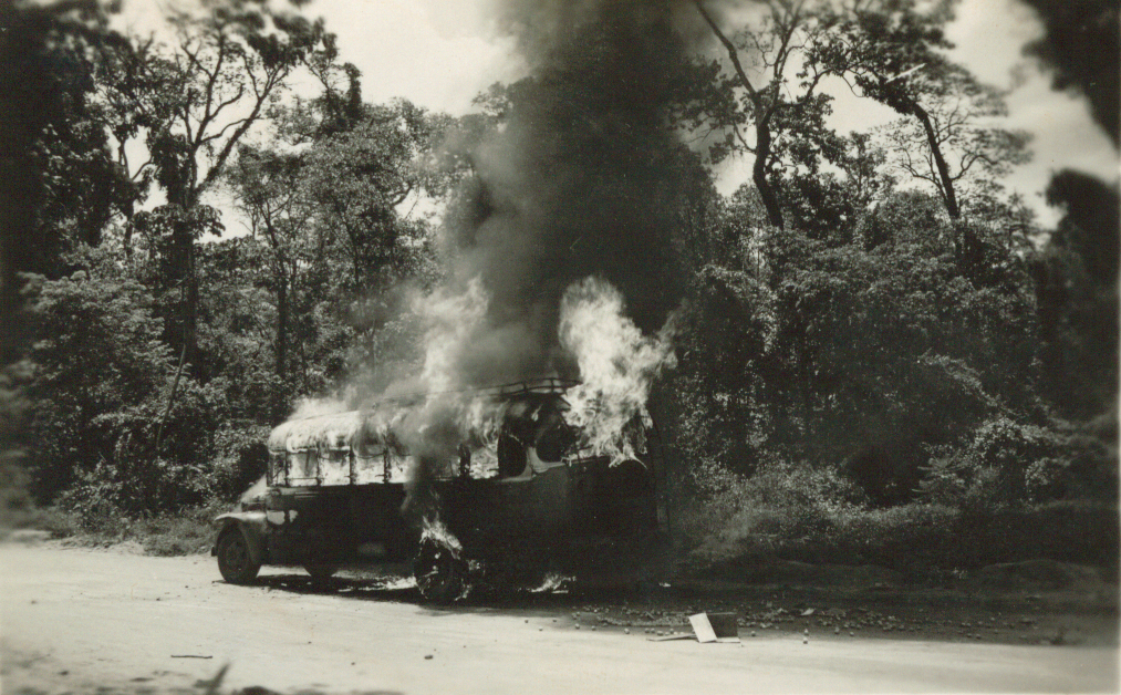 Ônibus em chamas no Maringá Velho - 1957