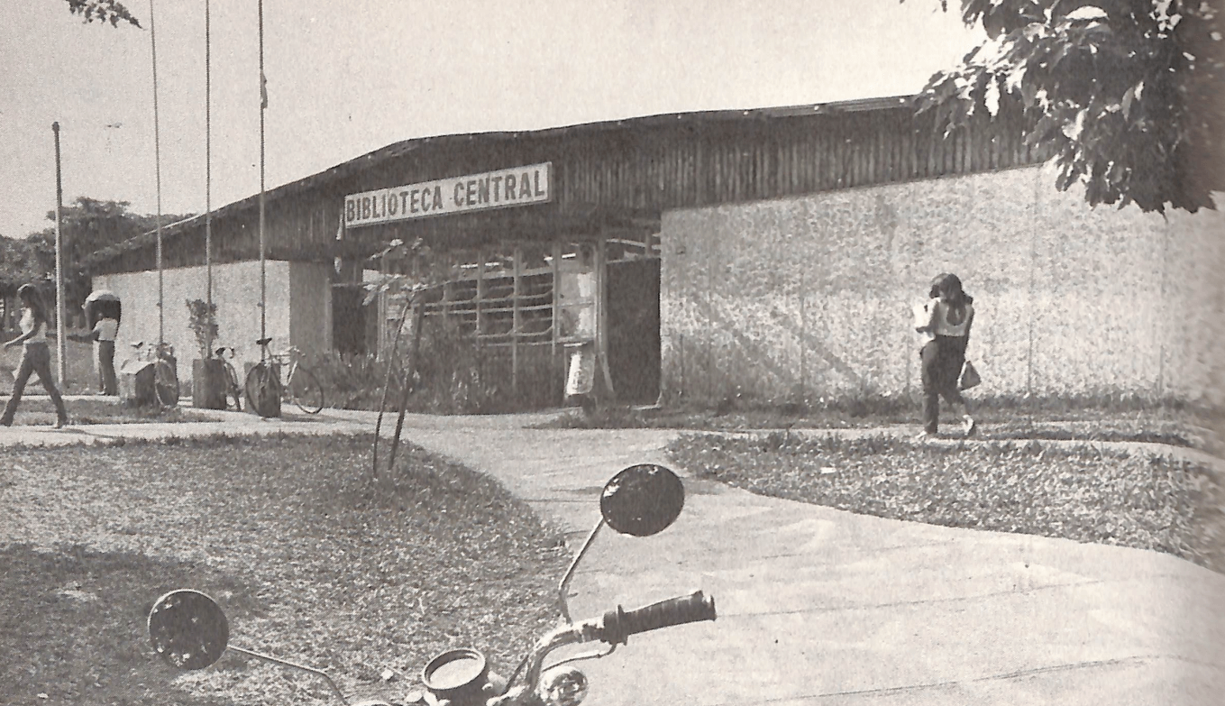 Fachada e Interior da Biblioteca Central da UEM - 1981