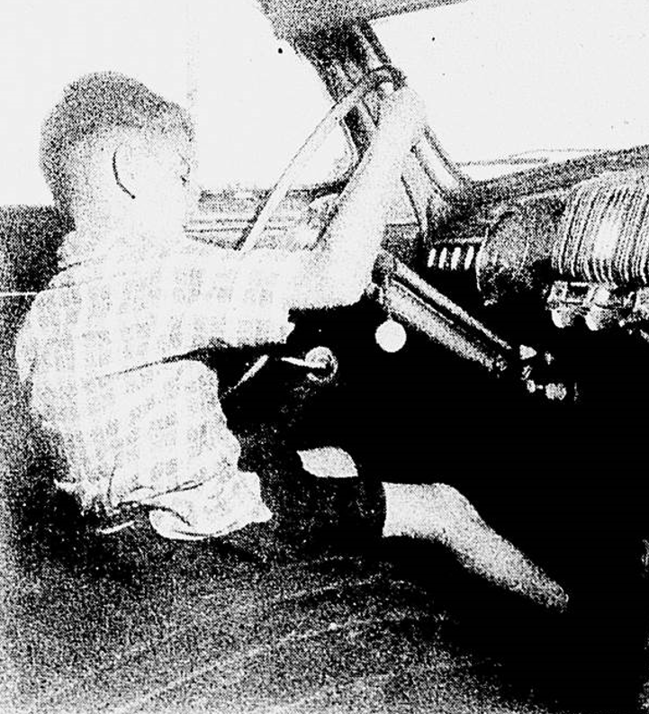 Criança dirigindo o carro do pai - 1952
