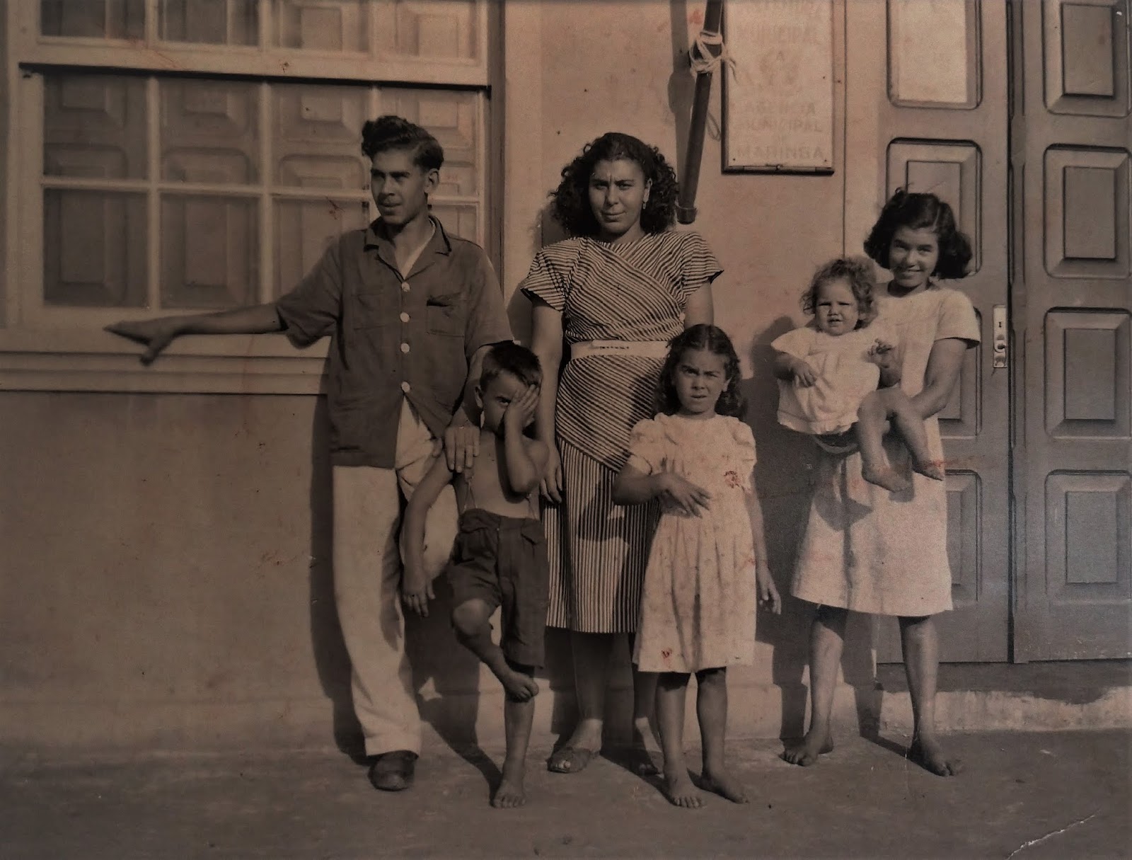 Família Simonetti em frente da sub-prefeitura de Maringá - 1948