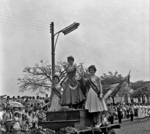Rainha e princesas - Desfile comemorativo ao dia de árvore - Década de 1950