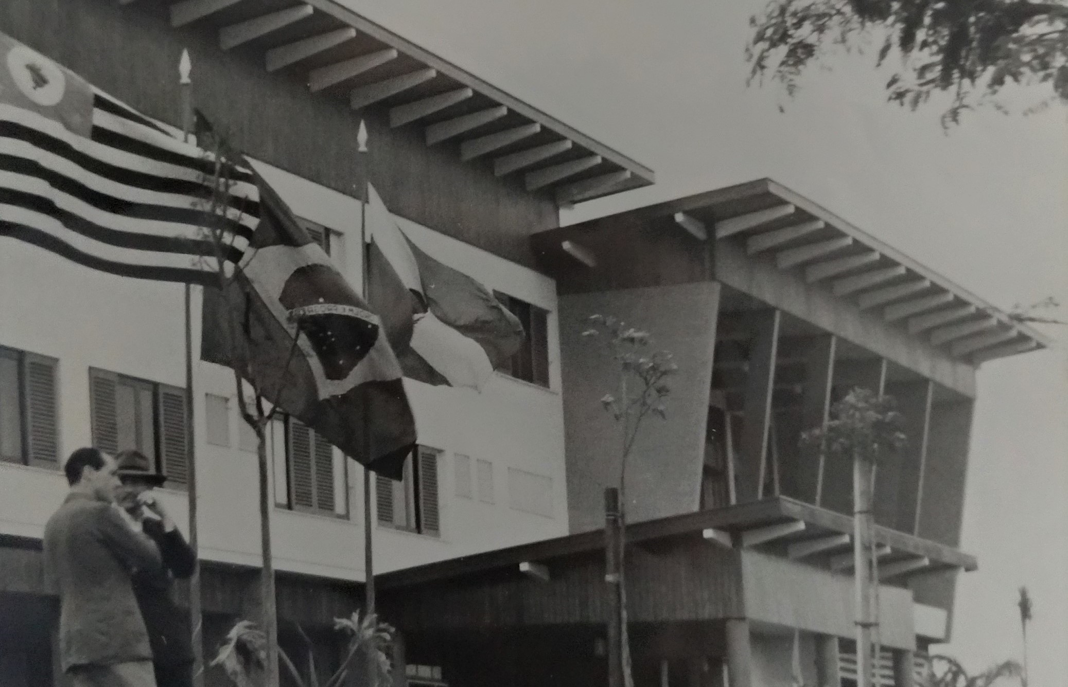 Tiros nas bandeiras do Grande Hotel Maringá - 1956