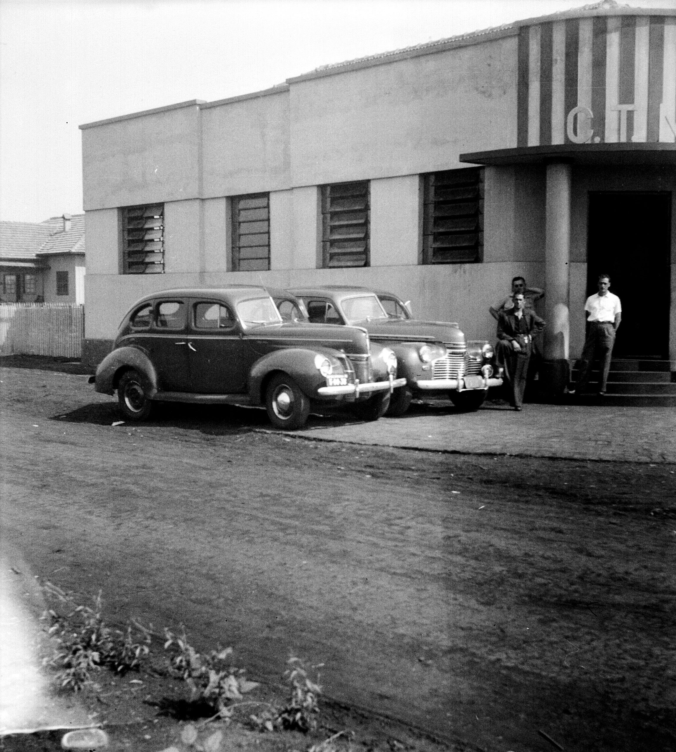 Carrões em frente à CTNP - Década de 1940