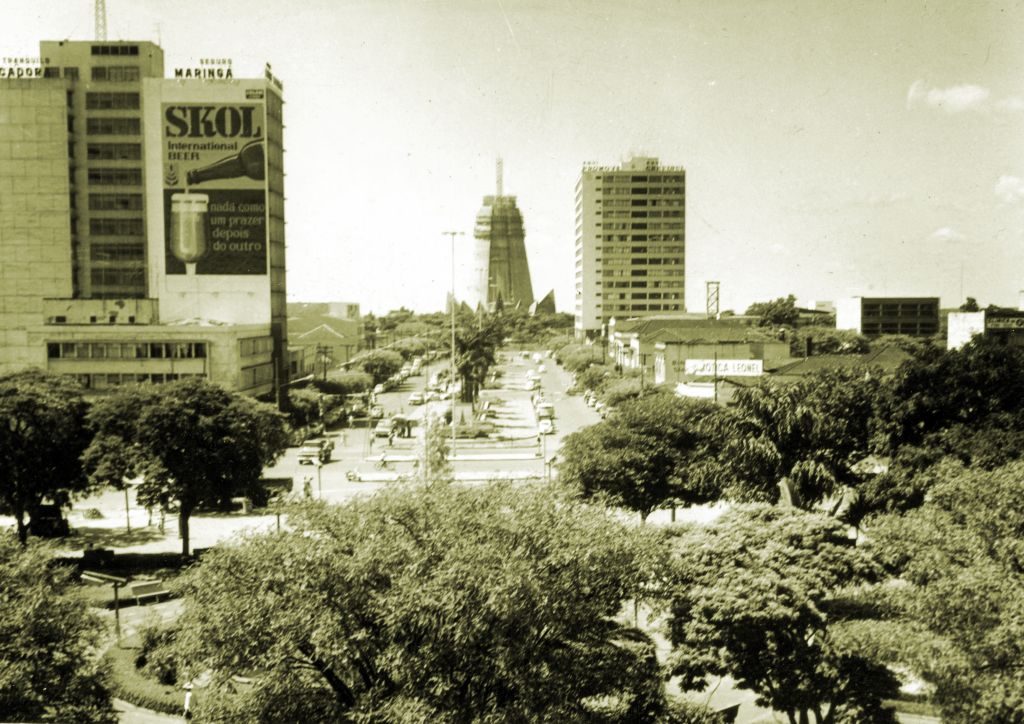 Ergue-se o monumento - Vista da Catedral em construção