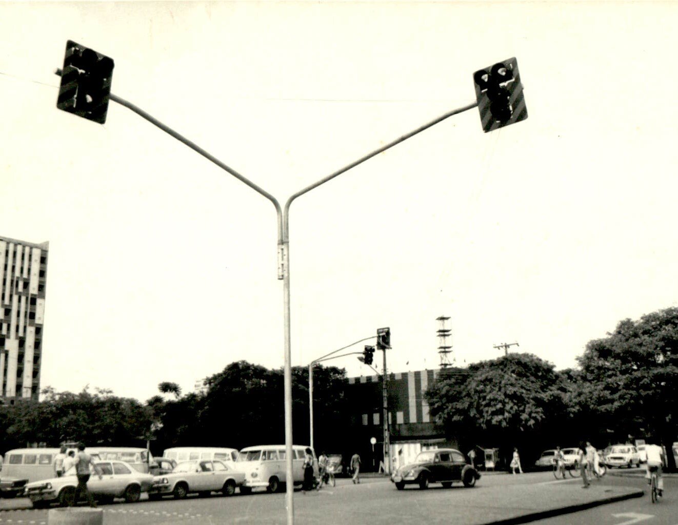 Semáforos na avenida Brasil em frente à Raposo Tavares - Anos 1980