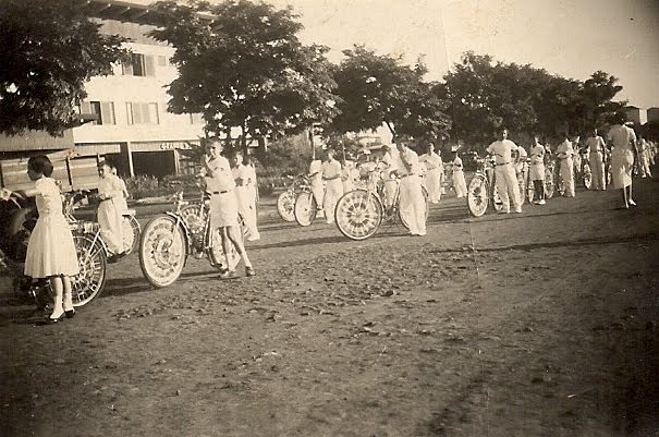 Desfile em Frente ao Grande Hotel Maringá - Década de 1950