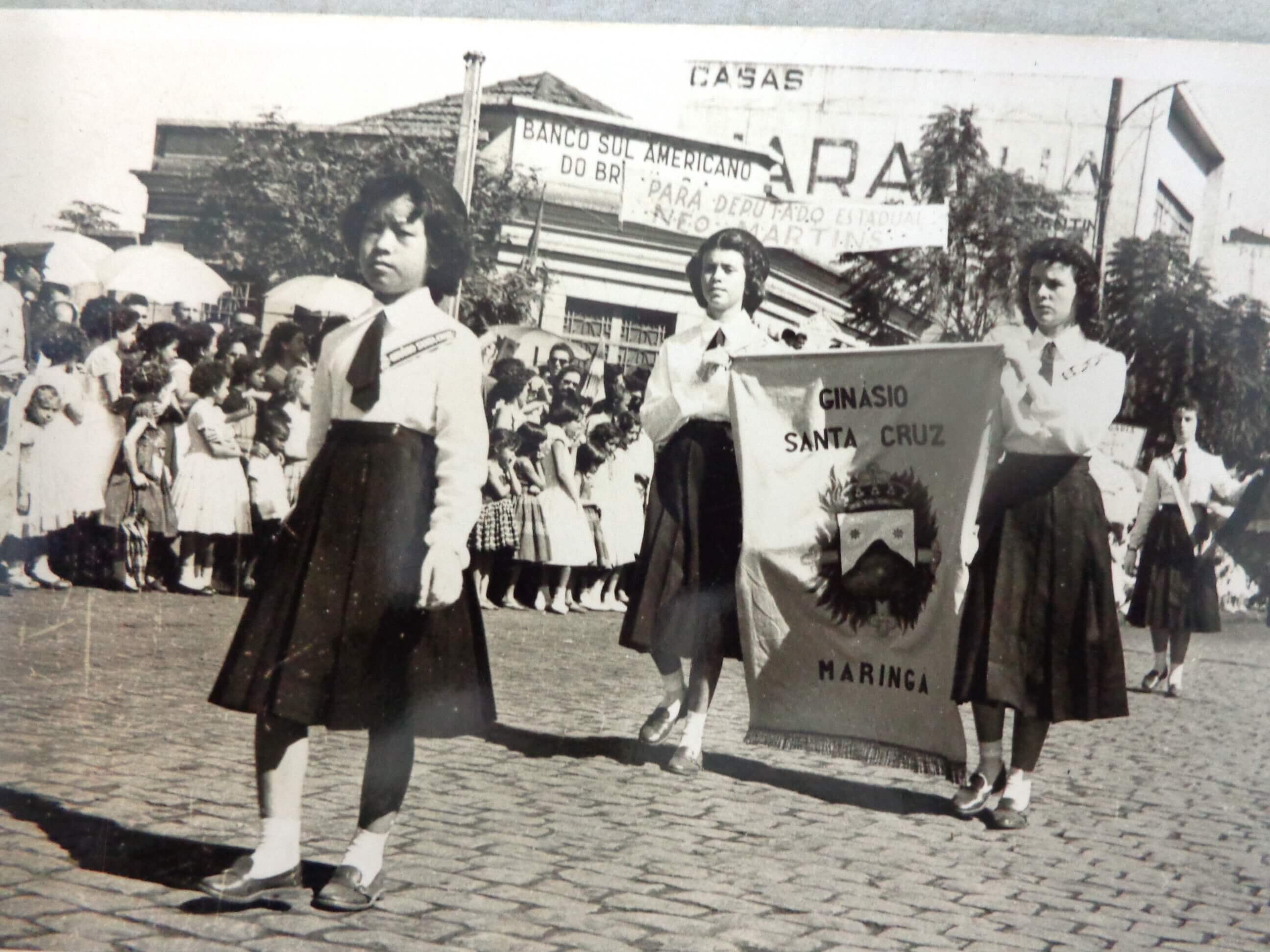 Estandarte do Ginásio Santa Cruz em desfile cívico - 1958