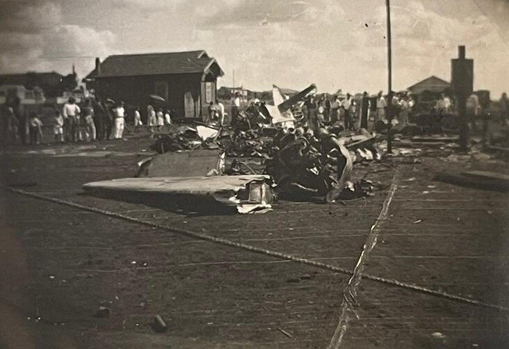 Queda de avião em Maringá (novo ângulo) - 1957