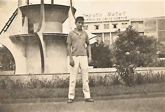 Vicente Barão ao lado da Fonte Luminosa - 1963