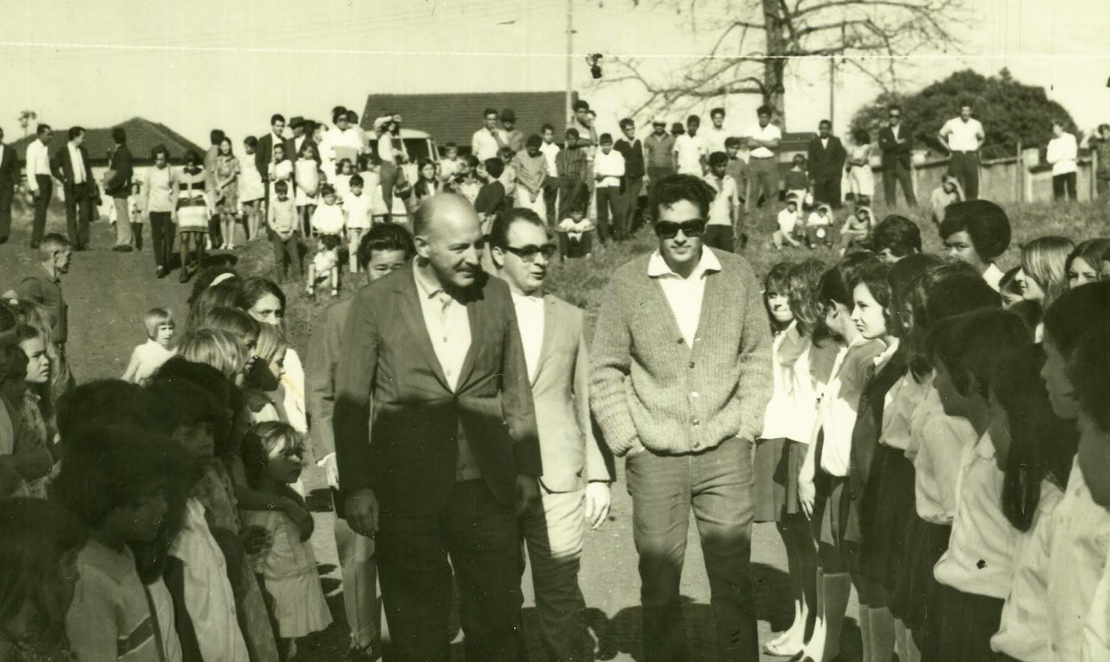 Adriano Valente e equipe na Vila Morangueira - 1970