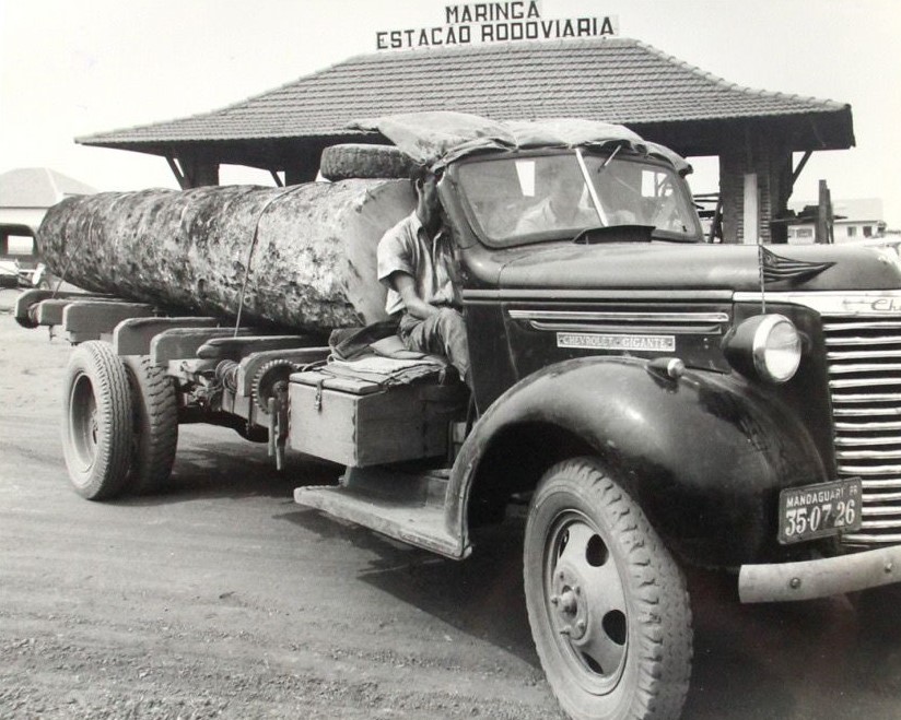 Caminhão Chevrolet na praça da Rodoviária - Década de 1940