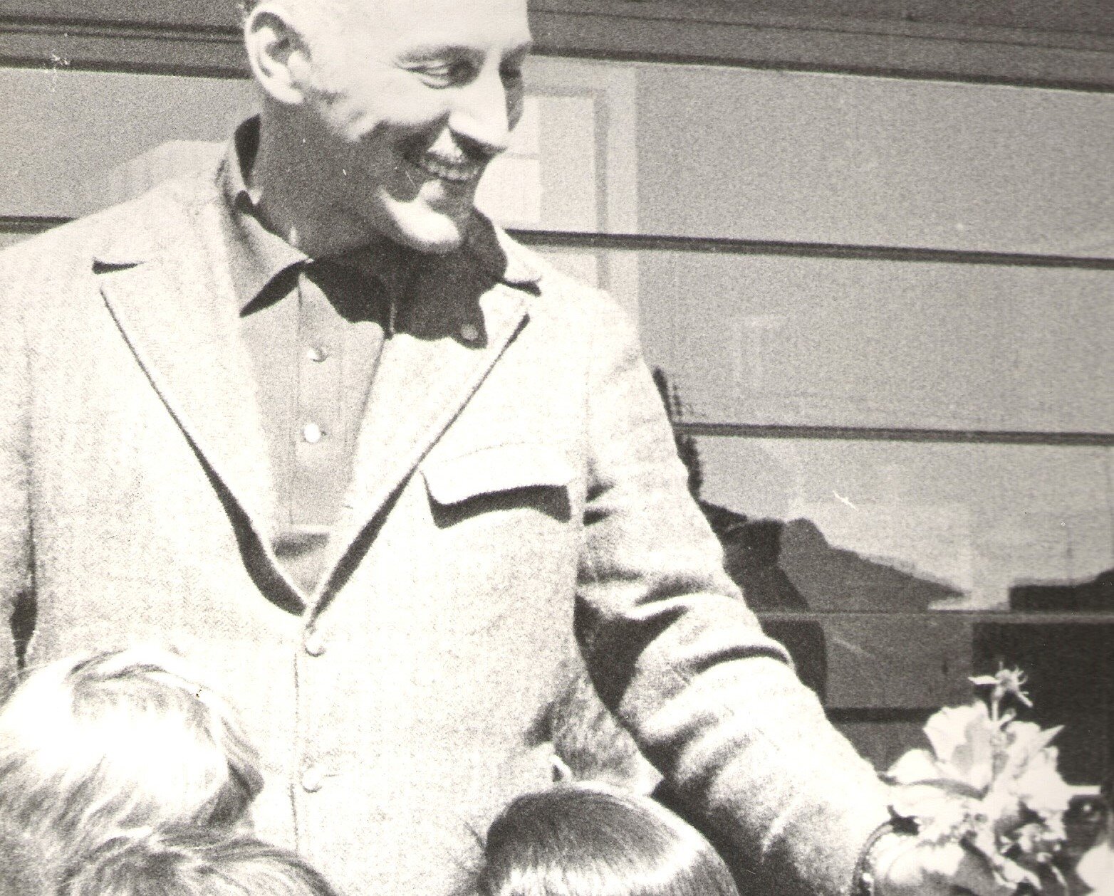 Adriano Valente e crianças durante campanha - 1968
