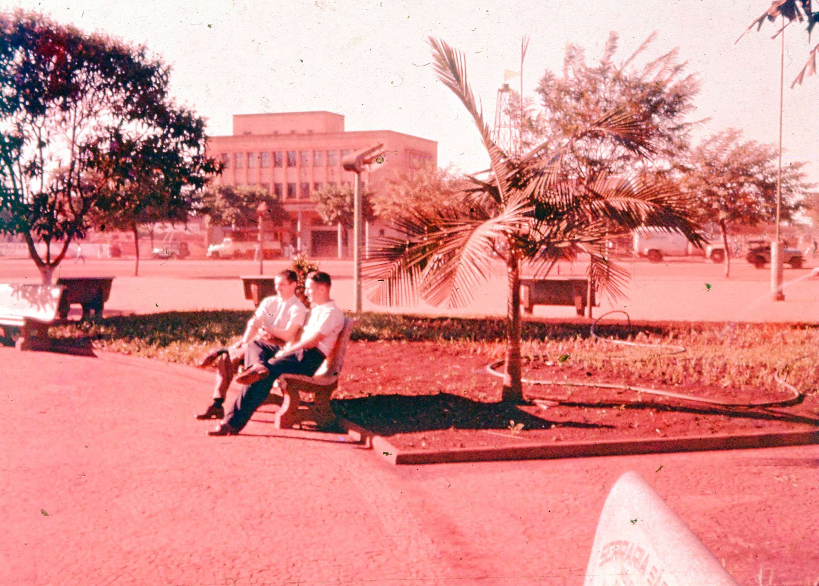 Dois amigos na Praça Raposo Tavares - Anos 1960