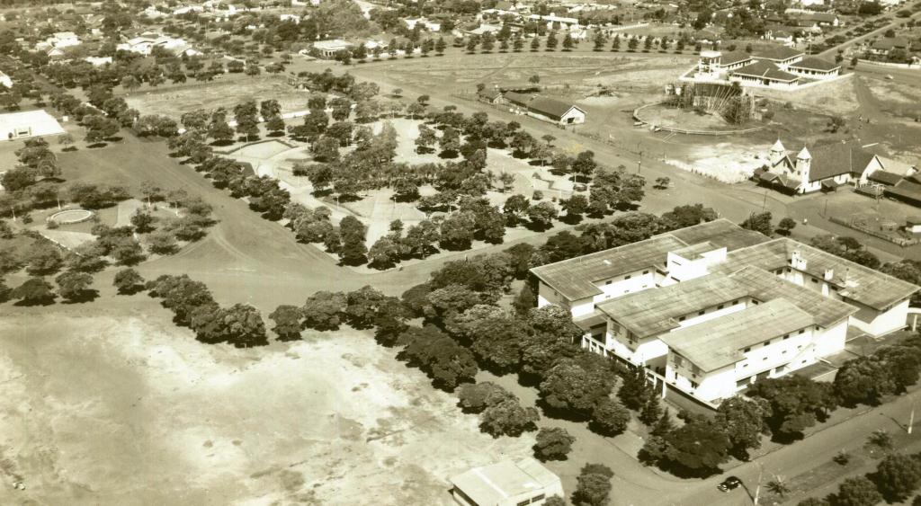 Praça Dom Pedro II e Grande Hotel Maringá - Década de 1960