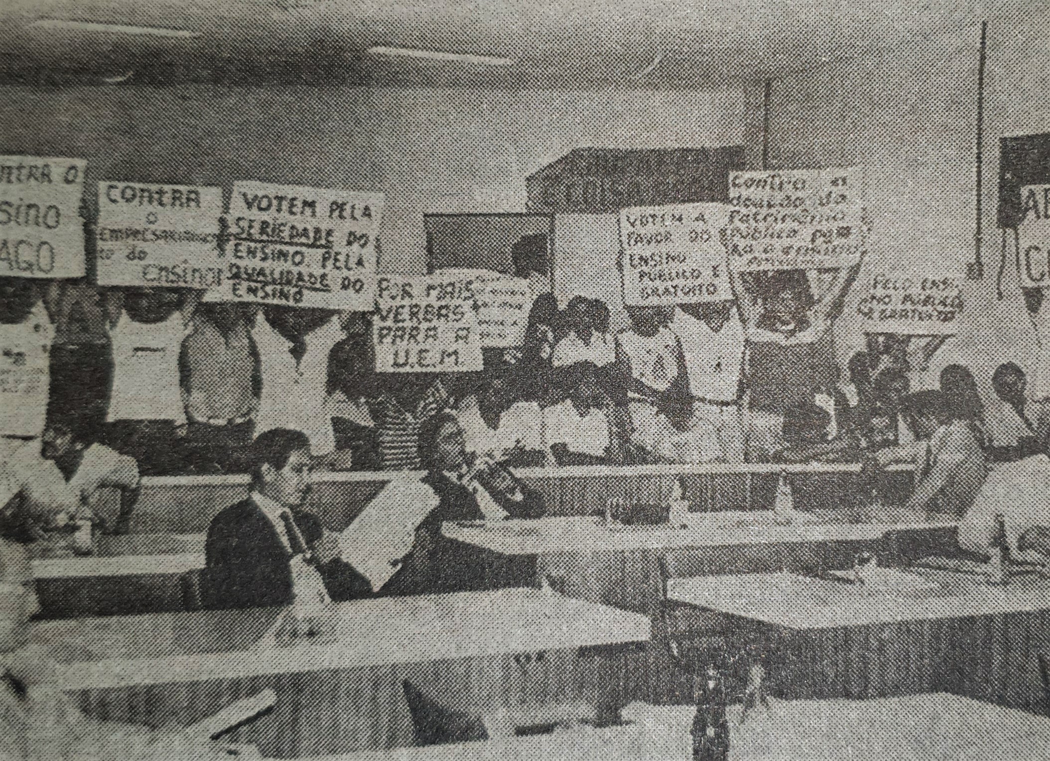 Estudantes da UEM protestam contra doação de terreno - 1986