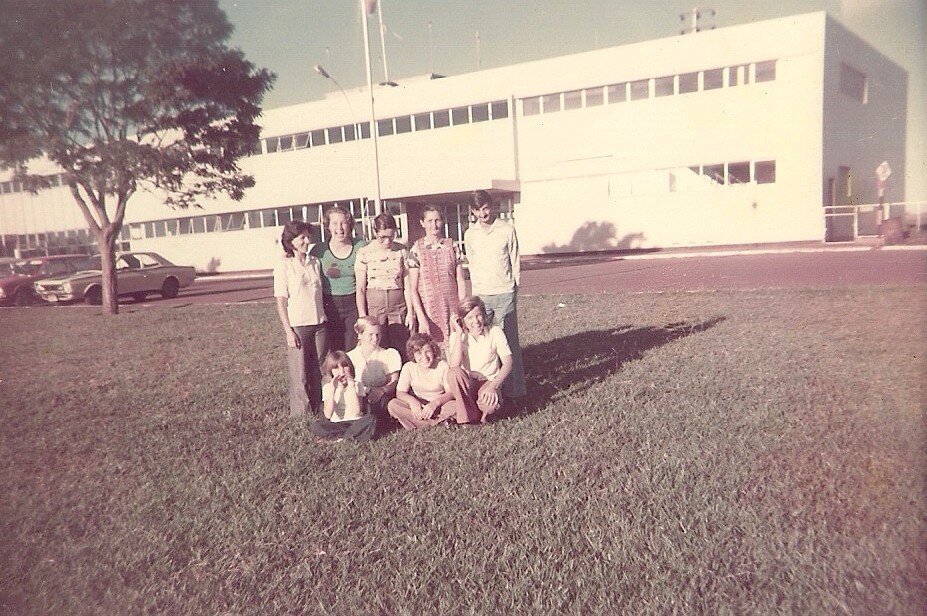 Famílias Porcel e Perez em frente ao Gastão Vidigal - 1975