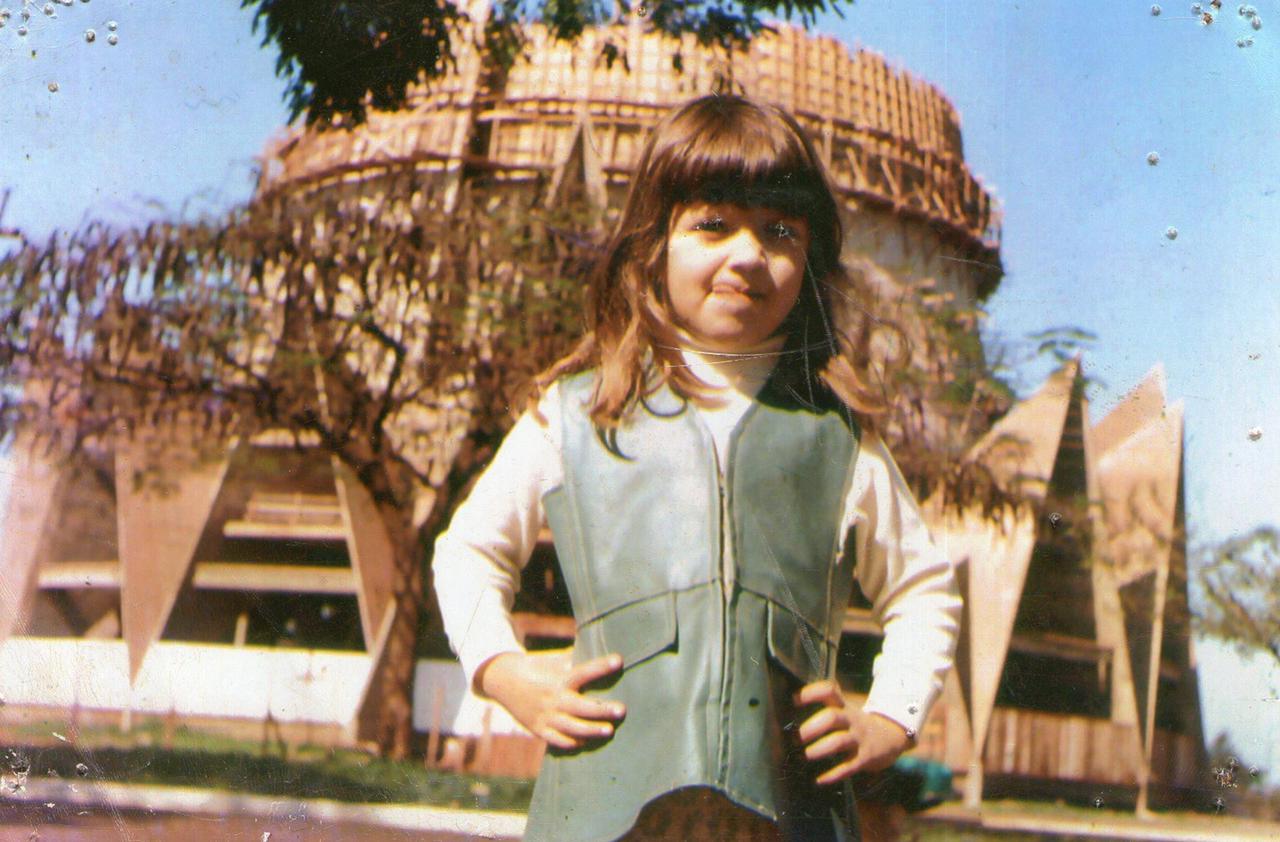 Garotinha em frente da Catedral - Anos 1970