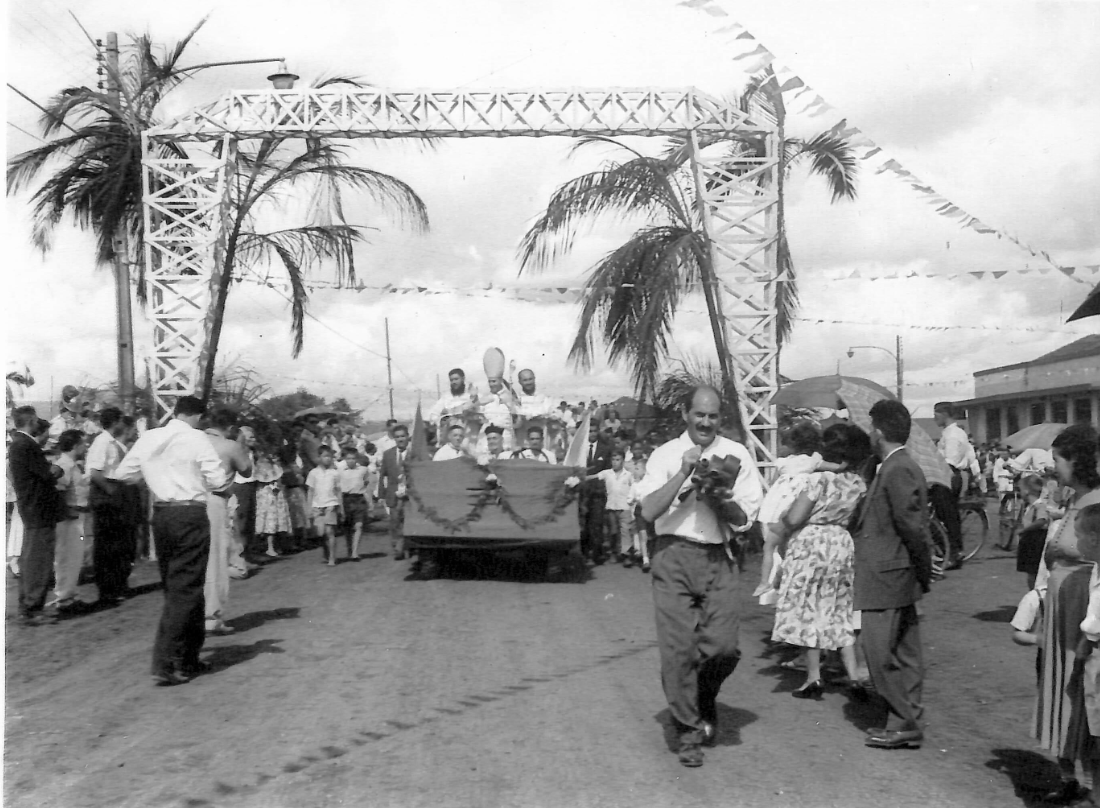 Dom Jaime Luiz Coelho em carro aberto - 1957